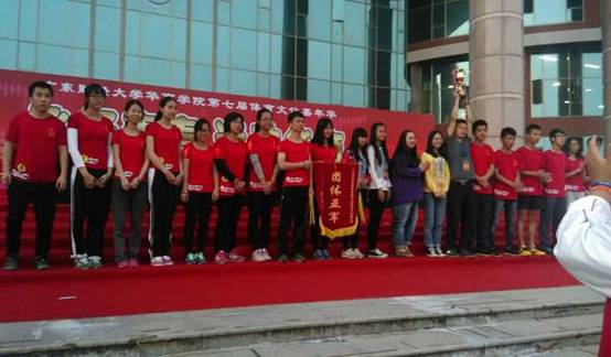 院团委副书记刘苗老为我院代表颁奖